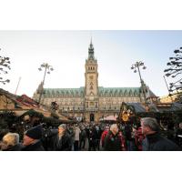 0981_1126 Marktbuden des Weihnachtsmarkts - BesucherInnen der Marktstände vor dem Hamburger Rathaus | 